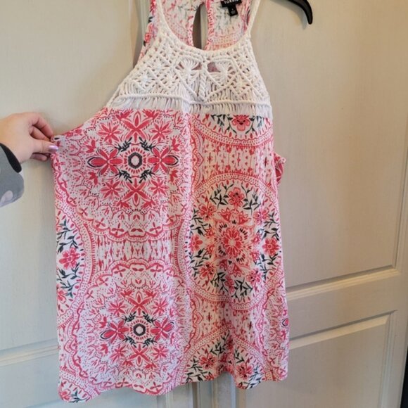 Torrid Red White Geometric Floral Crochet Sleeveless Top - Picture 2 of 8